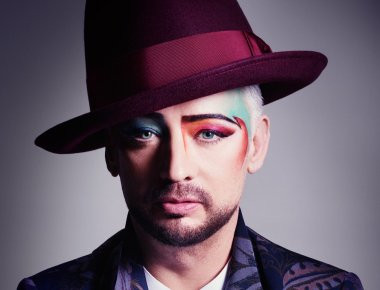 O Βρετανός ποπ σταρ Boy George στην Μύκονο (βίντεο)